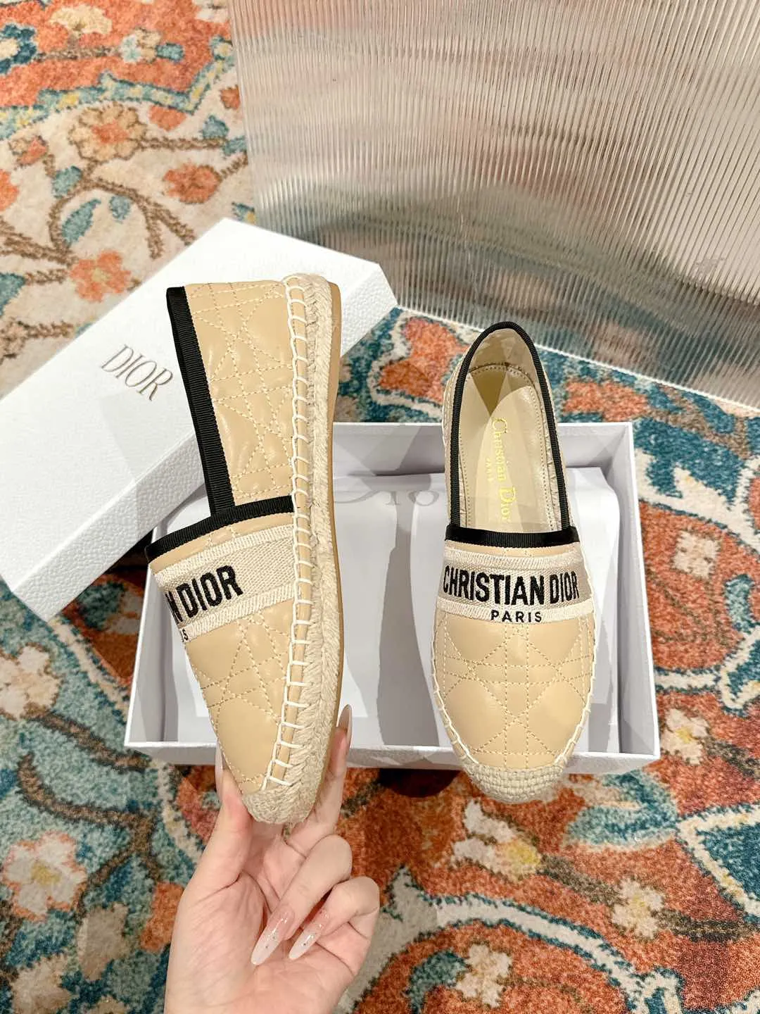 👟👟Ex-factory price 460👟👟 Dior DIOR's new popular early spring fisherman shoes 🆕 Simple, elegant and fashionable, timeless and timeless, it is a classic that will never fade away in the fashion circle, retro fisherman shoes. Original hand-woven surface, electric embroidery technology! Specific cloth surface and rubber outsole. Code number: 35-39 (40.41 customized, non-refundable)